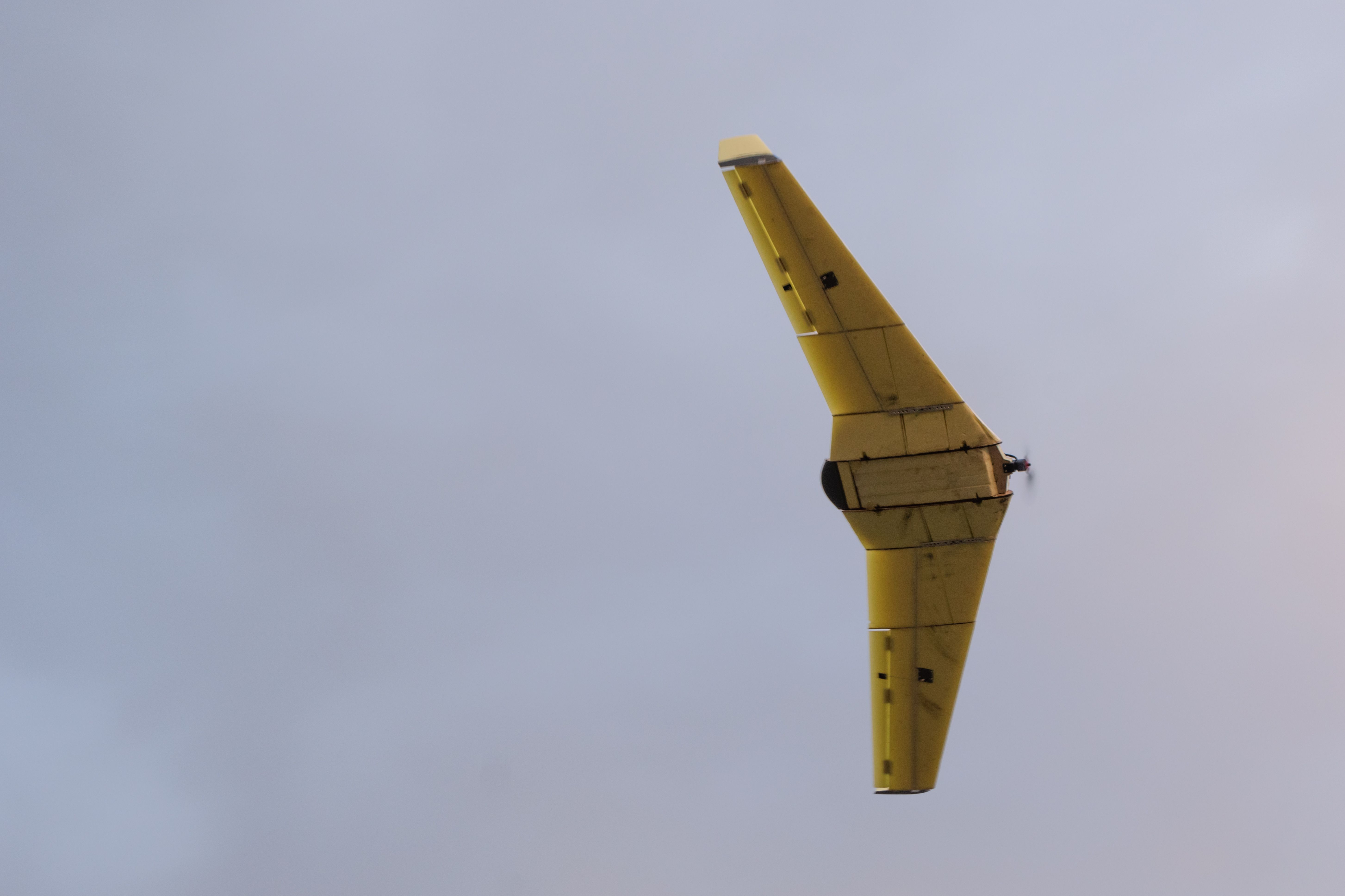 Випробування прототипа White на фоні синього неба з хмарами